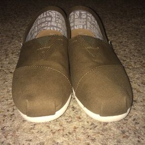 Olive green Toms 8